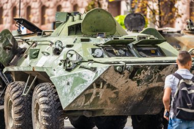 KYIV, UKRAINE - 23 Ağustos 2022 Khreschatyk 'teki Rus askeri teçhizatı yok edildi. Ukrayna 'nın bağımsızlığı gününde imha edilmiş Rus tanklarının geçit töreni