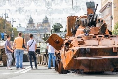 KYIV, UKRAINE - 23 Ağustos 2022 Khreschatyk 'teki Rus askeri teçhizatı yok edildi. Ukrayna 'nın bağımsızlığı gününde imha edilmiş Rus tanklarının geçit töreni