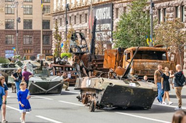 KYIV, UKRAINE - 23 Ağustos 2022 Khreschatyk 'teki Rus askeri teçhizatı yok edildi. Ukrayna 'nın bağımsızlığı gününde imha edilmiş Rus tanklarının geçit töreni