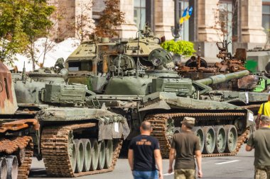 KYIV, UKRAINE - 23 Ağustos 2022 Khreschatyk 'teki Rus askeri teçhizatı yok edildi. Ukrayna 'nın bağımsızlığı gününde imha edilmiş Rus tanklarının geçit töreni