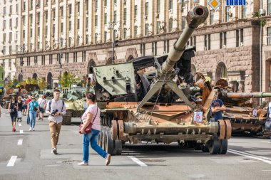 KYIV, UKRAINE - 23 Ağustos 2022 Khreschatyk 'teki Rus askeri teçhizatı yok edildi. Ukrayna 'nın bağımsızlığı gününde imha edilmiş Rus tanklarının geçit töreni