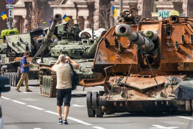 KYIV, UKRAINE - 23 Ağustos 2022 Khreschatyk 'teki Rus askeri teçhizatı yok edildi. Ukrayna 'nın bağımsızlığı gününde imha edilmiş Rus tanklarının geçit töreni