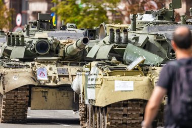 KYIV, UKRAINE - 23 Ağustos 2022 Khreschatyk 'teki Rus askeri teçhizatı yok edildi. Ukrayna 'nın bağımsızlığı gününde imha edilmiş Rus tanklarının geçit töreni