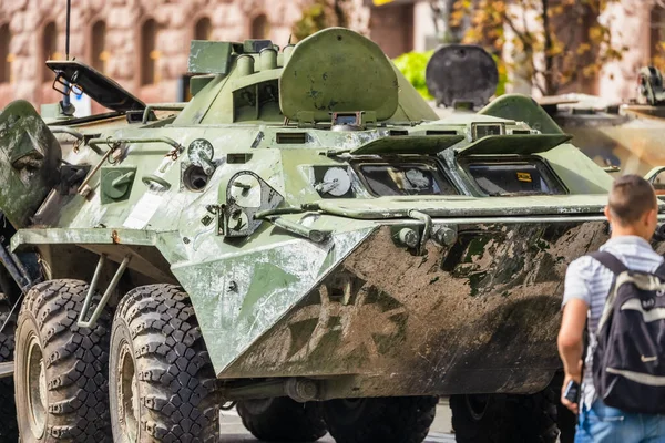 KYIV, UKRAINE - 23 Ağustos 2022 Khreschatyk 'teki Rus askeri teçhizatı yok edildi. Ukrayna 'nın bağımsızlığı gününde imha edilmiş Rus tanklarının geçit töreni