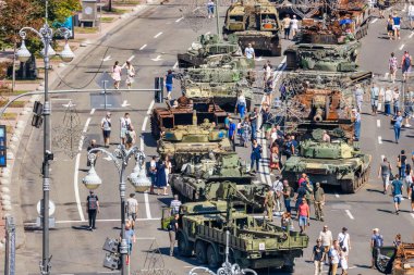 KYIV, UKRAINE - 25 Ağustos 2022 Khreschatyk 'teki Rus askeri teçhizatı yok edildi. Ukrayna 'nın bağımsızlığı gününde imha edilmiş Rus tanklarının geçit töreni