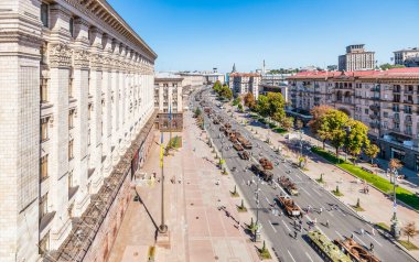 KYIV, UKRAINE - 25 Ağustos 2022 Khreschatyk 'teki Rus askeri teçhizatı yok edildi. Ukrayna 'nın bağımsızlığı gününde imha edilmiş Rus tanklarının geçit töreni