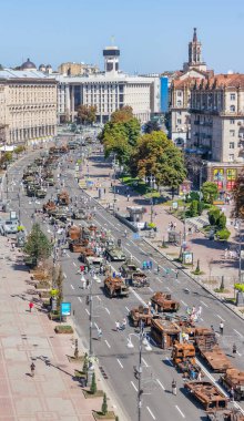 KYIV, UKRAINE - 25 Ağustos 2022 Khreschatyk 'teki Rus askeri teçhizatı yok edildi. Ukrayna 'nın bağımsızlığı gününde imha edilmiş Rus tanklarının geçit töreni