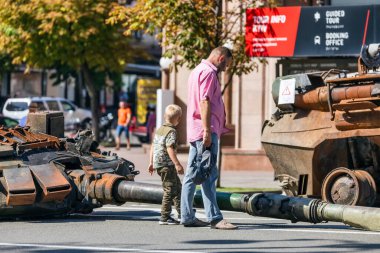 KYIV, UKRAINE - 24 Ağustos 2022 Khreschatyk 'teki Rus askeri teçhizatı yok edildi. Ukrayna 'nın bağımsızlığı gününde imha edilmiş Rus tanklarının geçit töreni