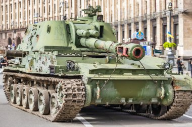 KYIV, UKRAINE - 23 Ağustos 2022 Khreschatyk 'teki Rus askeri teçhizatı yok edildi. Ukrayna 'nın bağımsızlığı gününde imha edilmiş Rus tanklarının geçit töreni