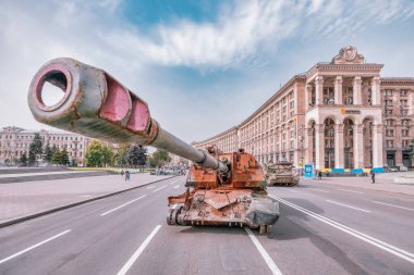 KYIV, UKRAINE - 23 Ağustos 2022 Khreschatyk 'teki Rus askeri teçhizatı yok edildi. Ukrayna 'nın bağımsızlığı gününde imha edilmiş Rus tanklarının geçit töreni
