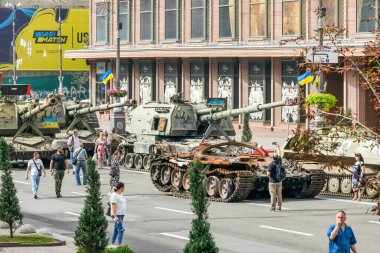 KYIV, UKRAINE - 23 Ağustos 2022 Khreschatyk 'teki Rus askeri teçhizatı yok edildi. Ukrayna 'nın bağımsızlığı gününde imha edilmiş Rus tanklarının geçit töreni