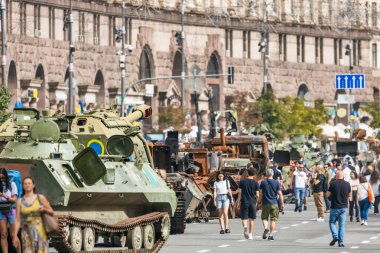 KYIV, UKRAINE - 23 Ağustos 2022 Khreschatyk 'teki Rus askeri teçhizatı yok edildi. Ukrayna 'nın bağımsızlığı gününde imha edilmiş Rus tanklarının geçit töreni