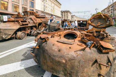 KYIV, UKRAINE - 23 Ağustos 2022 Khreschatyk 'teki Rus askeri teçhizatı yok edildi. Ukrayna 'nın bağımsızlığı gününde imha edilmiş Rus tanklarının geçit töreni