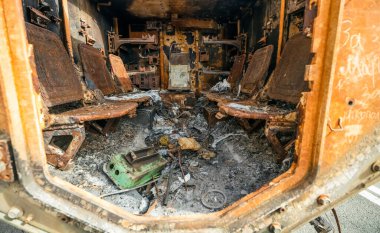 KYIV, UKRAINE - 23 Ağustos 2022 Khreschatyk 'teki Rus askeri teçhizatı yok edildi. Ukrayna 'nın bağımsızlığı gününde imha edilmiş Rus tanklarının geçit töreni