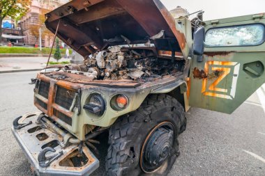 KYIV, UKRAINE - 23 Ağustos 2022 Khreschatyk 'teki Rus askeri teçhizatı yok edildi. Ukrayna 'nın bağımsızlığı gününde imha edilmiş Rus tanklarının geçit töreni