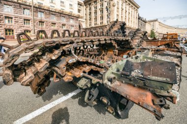 KYIV, UKRAINE - 23 Ağustos 2022 Khreschatyk 'teki Rus askeri teçhizatı yok edildi. Ukrayna 'nın bağımsızlığı gününde imha edilmiş Rus tanklarının geçit töreni