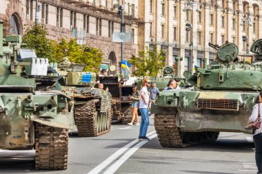 KYIV, UKRAINE - 23 Ağustos 2022 Khreschatyk 'teki Rus askeri teçhizatı yok edildi. Ukrayna 'nın bağımsızlığı gününde imha edilmiş Rus tanklarının geçit töreni
