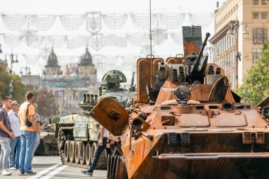KYIV, UKRAINE - 23 Ağustos 2022 Khreschatyk 'teki Rus askeri teçhizatı yok edildi. Ukrayna 'nın bağımsızlığı gününde imha edilmiş Rus tanklarının geçit töreni