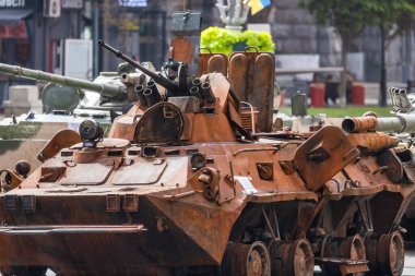 KYIV, UKRAINE - 23 Ağustos 2022 Khreschatyk 'teki Rus askeri teçhizatı yok edildi. Ukrayna 'nın bağımsızlığı gününde imha edilmiş Rus tanklarının geçit töreni