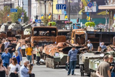 KYIV, UKRAINE - 23 Ağustos 2022 Khreschatyk 'teki Rus askeri teçhizatı yok edildi. Ukrayna 'nın bağımsızlığı gününde imha edilmiş Rus tanklarının geçit töreni