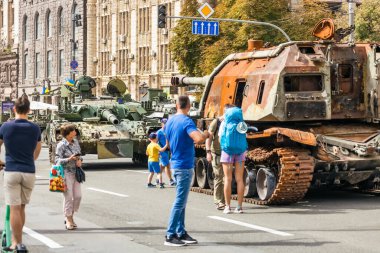 KYIV, UKRAINE - 23 Ağustos 2022 Khreschatyk 'teki Rus askeri teçhizatı yok edildi. Ukrayna 'nın bağımsızlığı gününde imha edilmiş Rus tanklarının geçit töreni