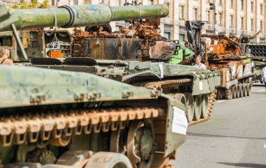 KYIV, UKRAINE - 23 Ağustos 2022 Khreschatyk 'teki Rus askeri teçhizatı yok edildi. Ukrayna 'nın bağımsızlığı gününde imha edilmiş Rus tanklarının geçit töreni