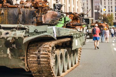 KYIV, UKRAINE - 23 Ağustos 2022 Khreschatyk 'teki Rus askeri teçhizatı yok edildi. Ukrayna 'nın bağımsızlığı gününde imha edilmiş Rus tanklarının geçit töreni
