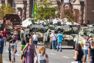 KYIV, UKRAINE - 23 Ağustos 2022 Khreschatyk 'teki Rus askeri teçhizatı yok edildi. Ukrayna 'nın bağımsızlığı gününde imha edilmiş Rus tanklarının geçit töreni