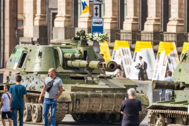 KYIV, UKRAINE - 23 Ağustos 2022 Khreschatyk 'teki Rus askeri teçhizatı yok edildi. Ukrayna 'nın bağımsızlığı gününde imha edilmiş Rus tanklarının geçit töreni