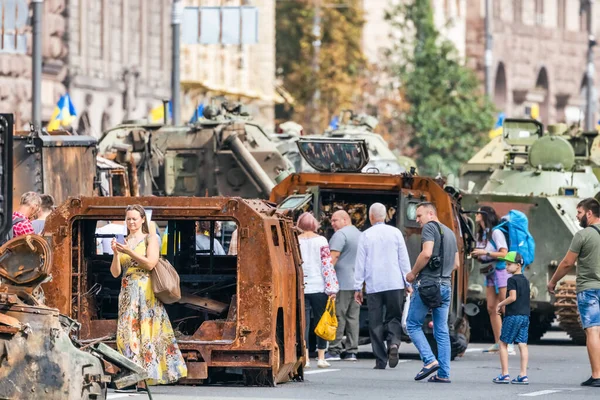 Kyiv Ukraine 2022年8月23日 ロシア軍の装備品がキエフ中心部のクレシャトクで破壊された ウクライナ独立の日に破壊されたロシアの戦車のパレード — ストック写真