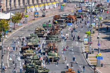KYIV, UKRAINE - 25 Ağustos 2022 Khreschatyk 'teki Rus askeri teçhizatı yok edildi. Ukrayna 'nın bağımsızlığı gününde imha edilmiş Rus tanklarının geçit töreni