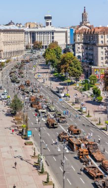 KYIV, UKRAINE - 25 Ağustos 2022 Khreschatyk 'teki Rus askeri teçhizatı yok edildi. Ukrayna 'nın bağımsızlığı gününde imha edilmiş Rus tanklarının geçit töreni