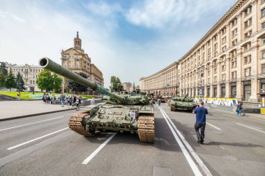 KYIV, UKRAINE - 23 Ağustos 2022 Khreschatyk 'teki Rus askeri teçhizatı yok edildi. Ukrayna 'nın bağımsızlığı gününde imha edilmiş Rus tanklarının geçit töreni