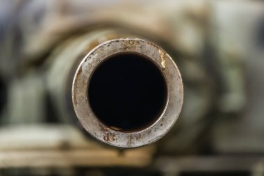 Tankın namlusu, Mikhailovskaya Meydanı 'ndaki Kyiv' in merkezinde sergilenmekte olan yakın plan, yok edilmiş Rus askeri teçhizatına bakıyor. Ukrayna 'da savaş, tanklar, zırhlı personel taşıyıcıları