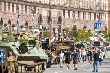 KYIV, UKRAINE - 23 Ağustos 2022 Khreschatyk 'teki Rus askeri teçhizatı yok edildi. Ukrayna 'nın bağımsızlığı gününde imha edilmiş Rus tanklarının geçit töreni