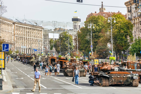 КИЕВ, УКРАИНА - 23 августа 2022: Разрушена российская военная техника в центре Киева, на Крещатике. Парад уничтоженных российских танков в День независимости Украины