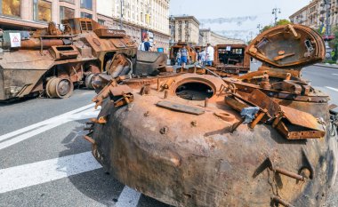 KYIV, UKRAINE - 23 Ağustos 2022 Khreschatyk 'teki Rus askeri teçhizatı yok edildi. Ukrayna 'nın bağımsızlığı gününde imha edilmiş Rus tanklarının geçit töreni