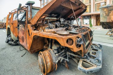 KYIV, UKRAINE - 23 Ağustos 2022 Khreschatyk 'teki Rus askeri teçhizatı yok edildi. Ukrayna 'nın bağımsızlığı gününde imha edilmiş Rus tanklarının geçit töreni