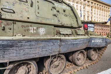 KYIV, UKRAINE - 23 Ağustos 2022 Khreschatyk 'teki Rus askeri teçhizatı yok edildi. Ukrayna 'nın bağımsızlığı gününde imha edilmiş Rus tanklarının geçit töreni