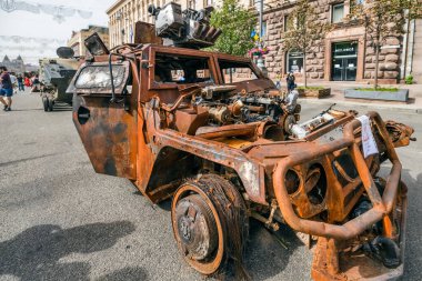 KYIV, UKRAINE - 23 Ağustos 2022 Khreschatyk 'teki Rus askeri teçhizatı yok edildi. Ukrayna 'nın bağımsızlığı gününde imha edilmiş Rus tanklarının geçit töreni