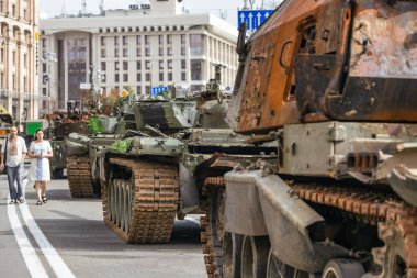 KYIV, UKRAINE - 23 Ağustos 2022 Khreschatyk 'teki Rus askeri teçhizatı yok edildi. Ukrayna 'nın bağımsızlığı gününde imha edilmiş Rus tanklarının geçit töreni