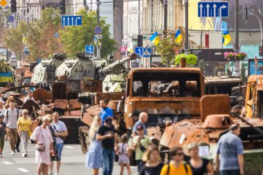 KYIV, UKRAINE - 23 Ağustos 2022 Khreschatyk 'teki Rus askeri teçhizatı yok edildi. Ukrayna 'nın bağımsızlığı gününde imha edilmiş Rus tanklarının geçit töreni