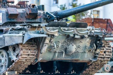 Mikhailovskaya Meydanı 'ndaki Kyiv' in merkezinde sergilenen Rus askeri teçhizatı yok edildi. Ukrayna 'da savaş, tanklar, zırhlı personel taşıyıcıları