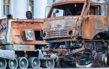 Mikhailovskaya Meydanı 'ndaki Kyiv' in merkezinde sergilenen Rus askeri teçhizatı yok edildi. Ukrayna 'da savaş, tanklar, zırhlı personel taşıyıcıları