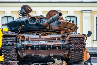 Mikhailovskaya Meydanı 'ndaki Kyiv' in merkezinde sergilenen Rus askeri teçhizatı yok edildi. Ukrayna 'da savaş, tanklar, zırhlı personel taşıyıcıları