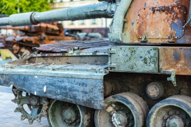 Mikhailovskaya Meydanı 'ndaki Kyiv' in merkezinde sergilenen Rus askeri teçhizatı yok edildi. Ukrayna 'da savaş, tanklar, zırhlı personel taşıyıcıları