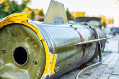 Mikhailovskaya Meydanı 'ndaki Kyiv' in merkezinde sergilenen Rus askeri teçhizatı yok edildi. Ukrayna 'da savaş, tanklar, zırhlı personel taşıyıcıları