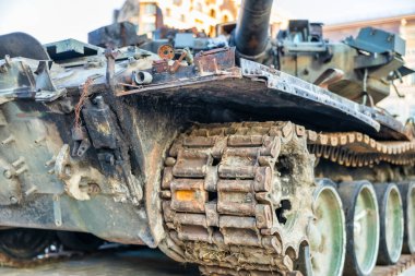 Mikhailovskaya Meydanı 'ndaki Kyiv' in merkezinde sergilenen Rus askeri teçhizatı yok edildi. Ukrayna 'da savaş, tanklar, zırhlı personel taşıyıcıları