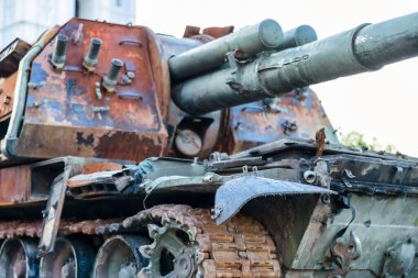 Mikhailovskaya Meydanı 'ndaki Kyiv' in merkezinde sergilenen Rus askeri teçhizatı yok edildi. Ukrayna 'da savaş, tanklar, zırhlı personel taşıyıcıları