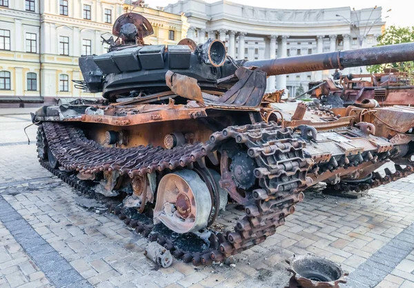 被毁的俄罗斯军事装备陈列在基辅市中心的米基洛夫斯卡娅广场上 乌克兰境内的战争 装甲运兵车 — 图库照片
